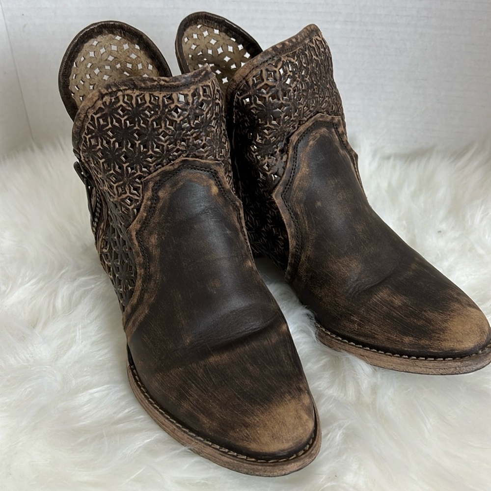 Circle G cutout ankle boots